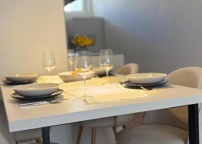 Stallure - Modern & Cozy Retreat Apartment Split